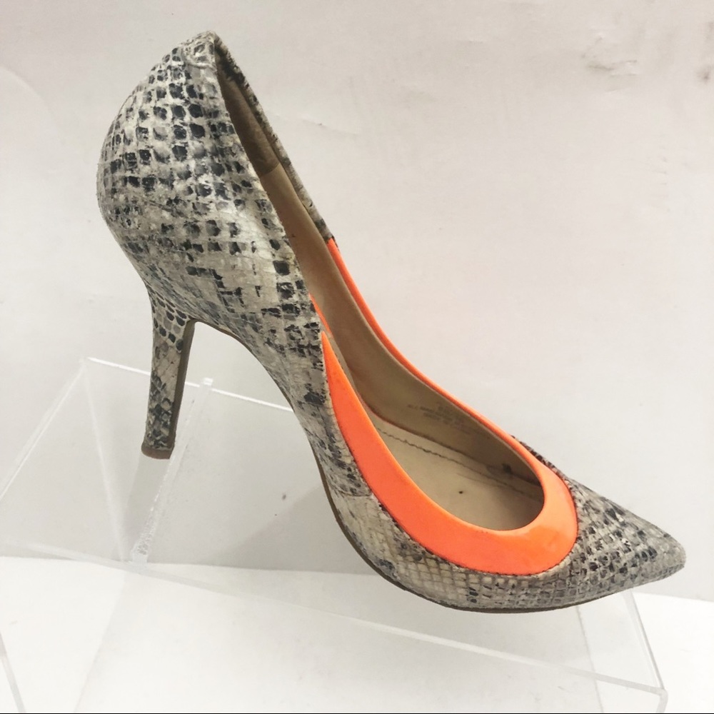BCBGeneration Snakeskin Print‎ Heels Size 6 - Picture 6 of 8
